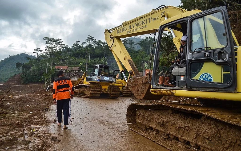 挖掘機配件批發市場